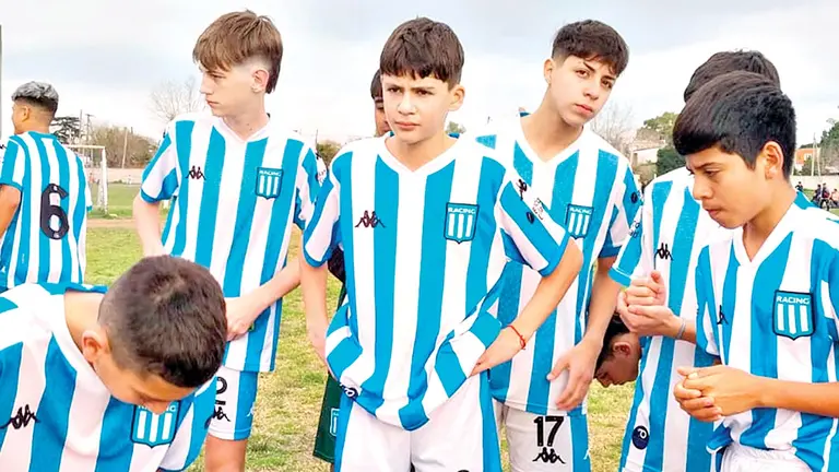 Matías Villalobos (8), durante una práctica de la categoría 2009 de Racing Club de Avellaneda./ CORTESÍA