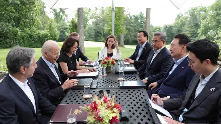 EEUU, Jap&oacute;n y Corea del Sur crear&aacute;n un "tel&eacute;fono rojo" para facilitar su cooperaci&oacute;n. EFE