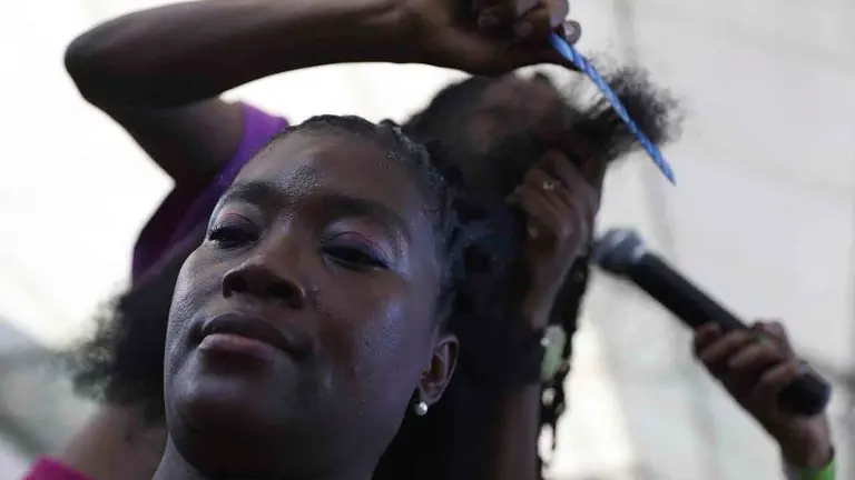 Una mujer es peinada durante el Festival Petronio &Aacute;lvarez, el 18 de agosto de 2023, en Cali (Colombia). EFE