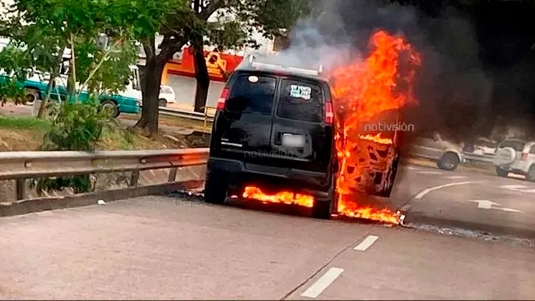 Un veh&iacute;culo ardi&oacute; en plena v&iacute;a p&uacute;blica en la Radial 26. LEANDRO VALDEZ/RED UNO.