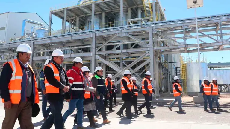Una imagen de la inspecci&oacute;n de la comitiva de ministros y el Alto Mando Militar a la planta industrial de carbonato de litio en Llipi, Potos&iacute;./ MHE.GOB.BO