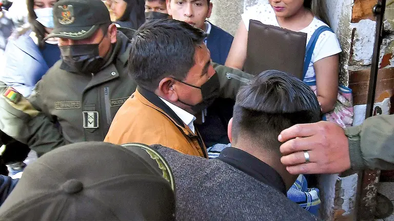 Una imagen de la aprehensión del gobernador de Potosí, Jhonny Mamani./ APG