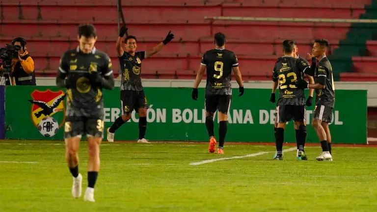 Jugadores de Vaca D&iacute;ez festejan el gol del triunfo sobre Independiente en el estadio Patria de Sucre. APG