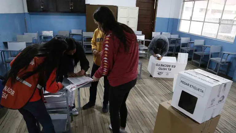 Una persona acude a votar para la jornada de elecciones generales hoy, en Quito (Ecuador). EFE