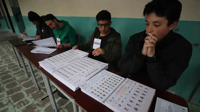 Jurados y trabajadores electorales preparan la apertura de los centros de votaci&oacute;n para la jornada de elecciones presidenciales de hoy, en Quito (Ecuador). EFE