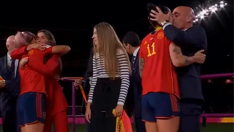 El momento en que el titular de la Federaci&oacute;n espa&ntilde;ola bes&oacute; a la jugadora. CAPTURA