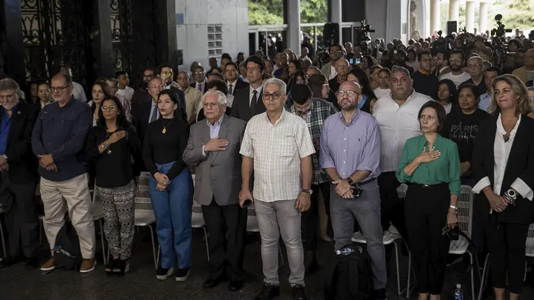 Militantes de distintos partidos pol&iacute;ticos toman participan en un acto de la Comisi&oacute;n Nacional de Primarias, hoy, en Caracas (Venezuela)./ EFE