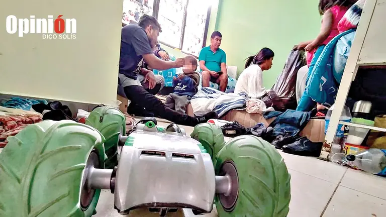 Familia ayorea encuentra cobijo en un centro de Sacaba./ DICO SOL&Iacute;S