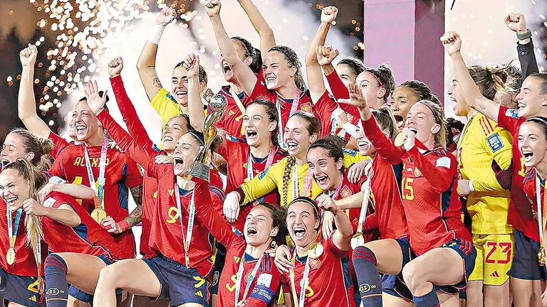 Momento exacto en que la Roja levanta el t&iacute;tulo del Mundial femenino en Australia/ CNN