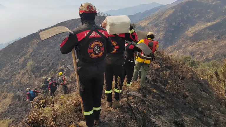Bomberos trabajan en la sofocar el incendio en Colomi. TUNARI SIN FUEGO