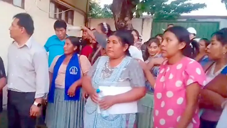 Pobladores se movilizaron hasta llegar a puertas del Comando de Frontera Policial exigiendo justicia./ URGENTE.BO