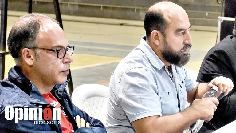 Mustaf&aacute; (presidente rojo) y Gil Sabja (vice), durante una conferencia de prensa./ DICO SOL&Iacute;S