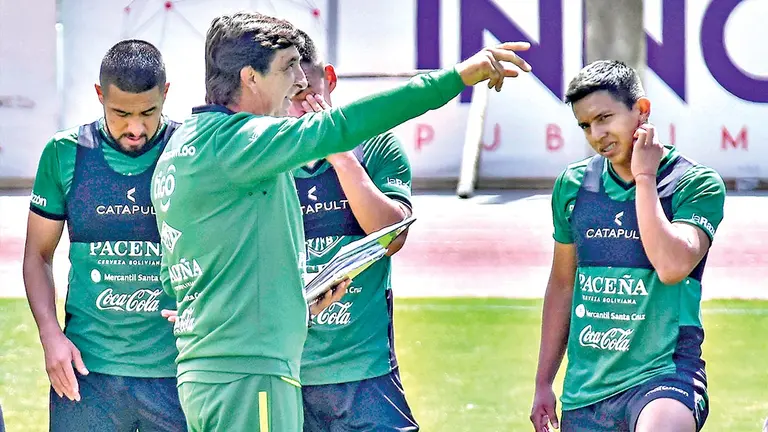 Gustavo Costas dirige un entrenamiento de la Verde./ APG