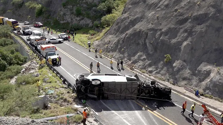 Fotografía de un autobús de pasajeros tras un accidente la madrugada de hoy, en el municipio de Tepelmeme, estado de Oaxaca (México)./ EFE