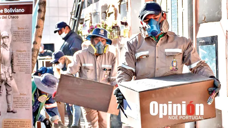 Trabajadores del Cementerio General de Cochabamba durante la exhumaci&oacute;n de 
restos de excombatientes de la Guerra del Chaco./ NO&Eacute; PORTUGAL