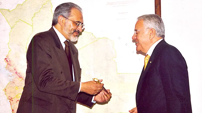 Los expresidentes Carlos Mesa (i) y Gonzalo S&aacute;nchez de Lozada, en 2003./ ABI/ARCHIVO