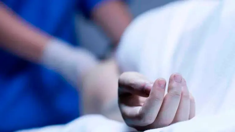 Imagen referencial de una joven en estado cr&iacute;tico en un hospital. PIXABAY