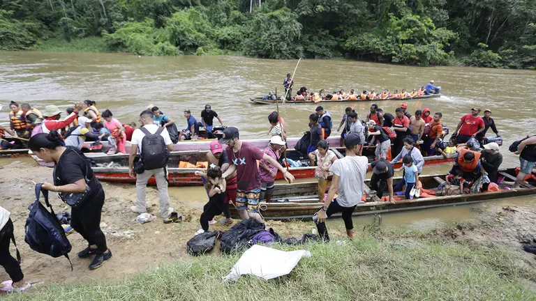 Migrantes son transportados en canoas en el sector de Lajas Blancas en el Dari&eacute;n (Panam&aacute;), en una fotograf&iacute;a de archivo./ EFE