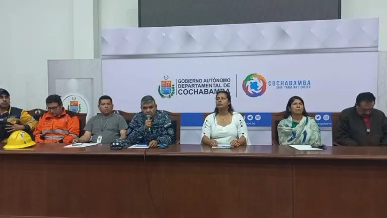 Autoridades brindan una conferencia de prensa sobre la situaci&oacute;n de los incendios en el departamento./ CAPTURA DE VIDEO
