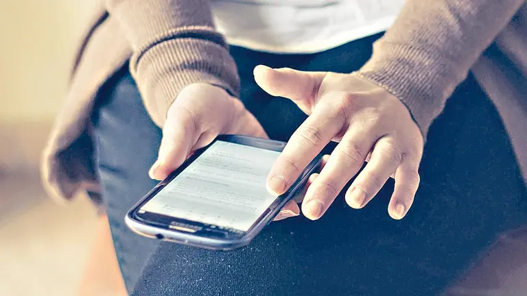 Fotograf&iacute;a ilustrativa de una joven usando su celular./ PEXELS