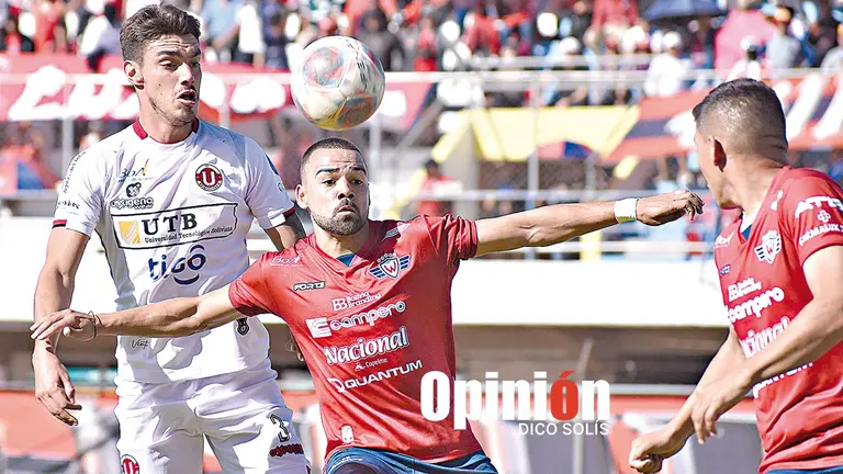 Robson dos Santos (c) intenta anticipar un bal&oacute;n durante el 0-0 de Wilster contra FC Universitario de Vinto en 
Quillacollo./ DICO SOL&Iacute;S