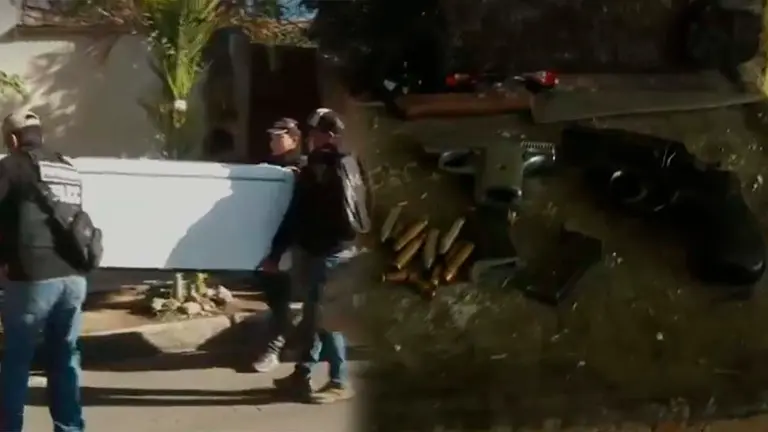 Los efectivos policiales comisan algunos de los objetos robados y muestran las armas encontradas. CAPTURAS Red Uno