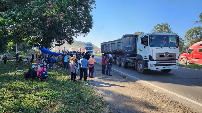 Bloqueadores de Buena Vista, en Santa Cruz. DIN&Aacute;MICA POPULAR