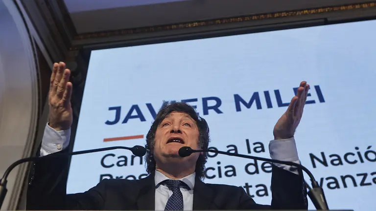 El candidato presidencial del partido ultraderechista La Libertad Avanza, Javier Milei, participa durante la vig&eacute;sima edici&oacute;n del Consejo de las Am&eacute;ricas (Council of the Americas), hoy, en Buenos Aires (Argentina)./ EFE
