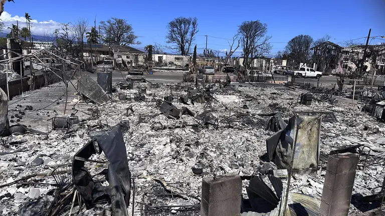 Fotograf&iacute;a tomada el pasado 20 de agosto en la que se registraron escombros tras los voraces incendios que devastaron gran parte de la localidad de Lahaina, en la isla de Maui (archipi&eacute;lago de Hawai, EE.UU.)./ EFE