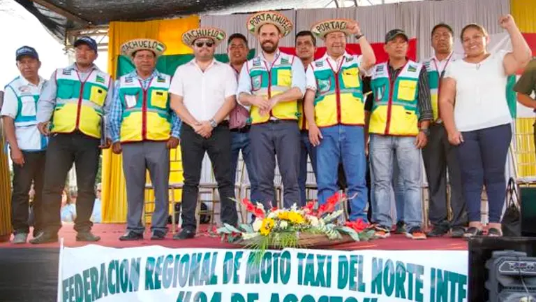 El Presidente y el Ministro de Gobierno participaron del segundo aniversario de la Federación Regional de Mototaxi Norte Integrado 24 de Agosto./ OXIGENO.BO