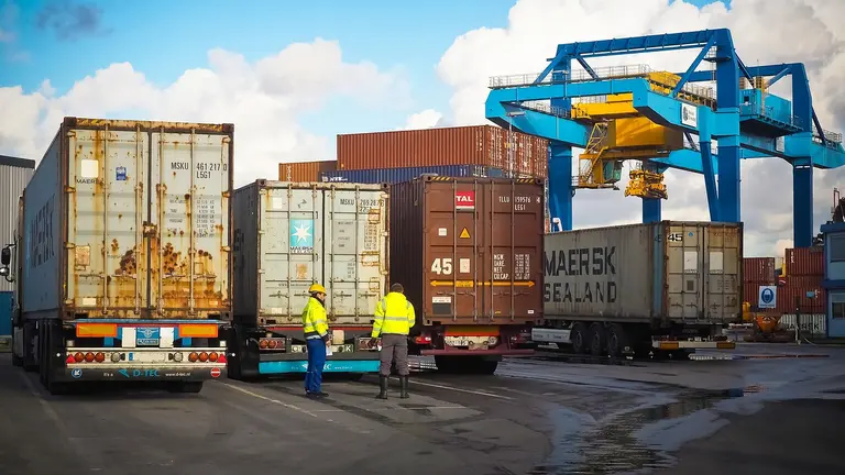 Imagen referencial de contenedores para la exportaci&oacute;n e importaci&oacute;n de productos./ PIXABAY