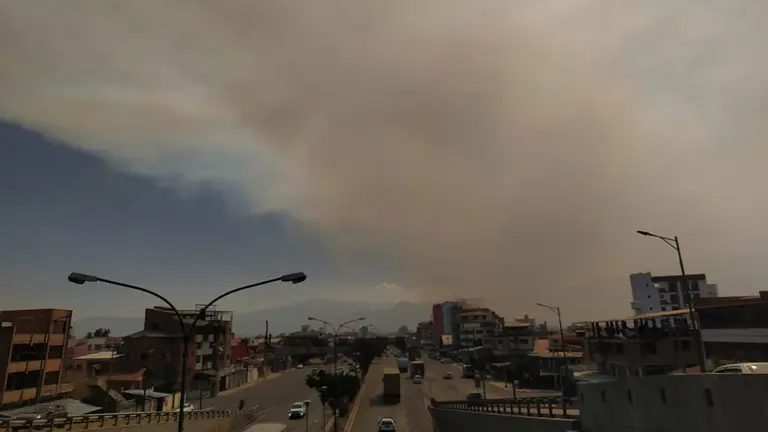 Alarma en Combuyo: bomberos se movilizan; llamas devoran el Tunari y vientos avivan el desastre./ DICO SOL&Iacute;S