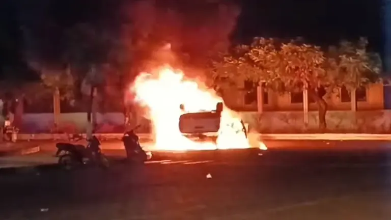 Guayaramer&iacute;n: Pobladores molestos queman camioneta que atropell&oacute; a dos ni&ntilde;os./ URGENTE.BO