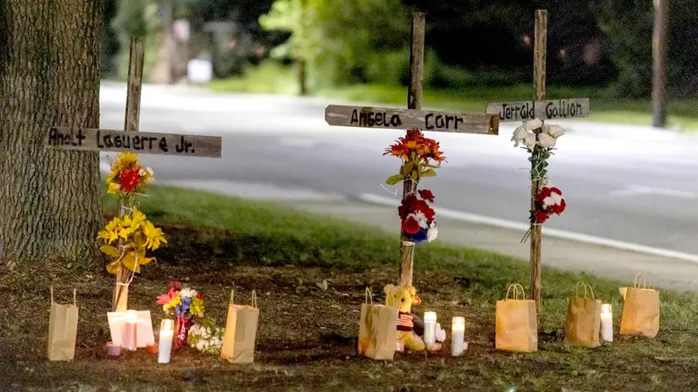 Vecinos de Jacksonville se congregaron en el parque James Weldon Johnson para expresar su dolor y solidaridad con las familias de las víctimas./ EFE