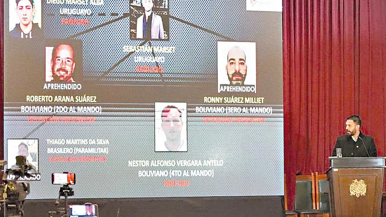 El ministro de Gobierno, Eduardo Del Castillo, presenta los rostros de la organizaci&oacute;n de Marset./ JORGE MAMANI/ABI
