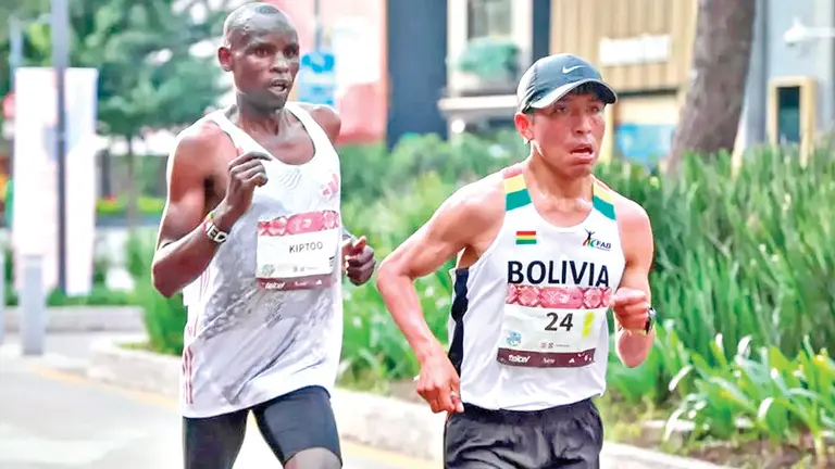 H&eacute;ctor Garibay (i) prevaleci&oacute; en la competencia disputada en M&eacute;xico./ MARAT&Oacute;N CDMX