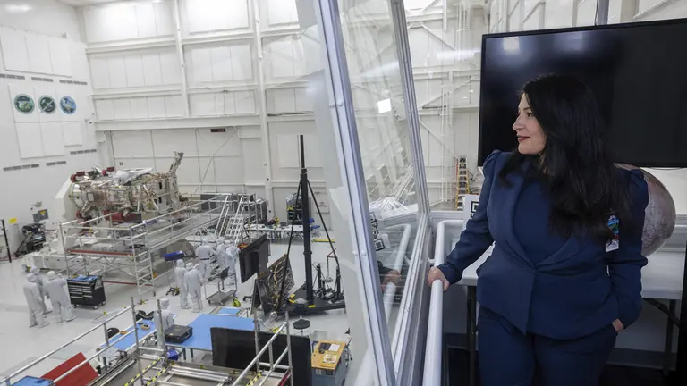 Fotograf&iacute;a cedida hoy por la NASA donde aparece la laureada poetisa estadounidense Ada Lim&oacute;n mientras observa el ensamblaje de la nave espacial Europa Clippe./ EFE