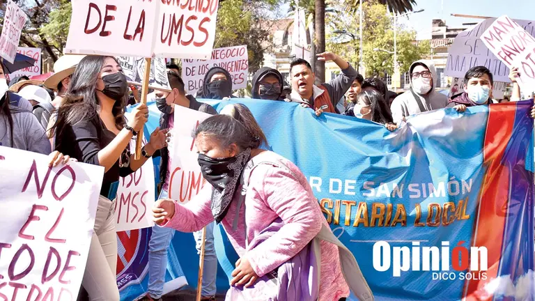 La marcha de la UMSS frente a la Alcald&iacute;a, en d&iacute;as anteriores./ DICO SOL&Iacute;S