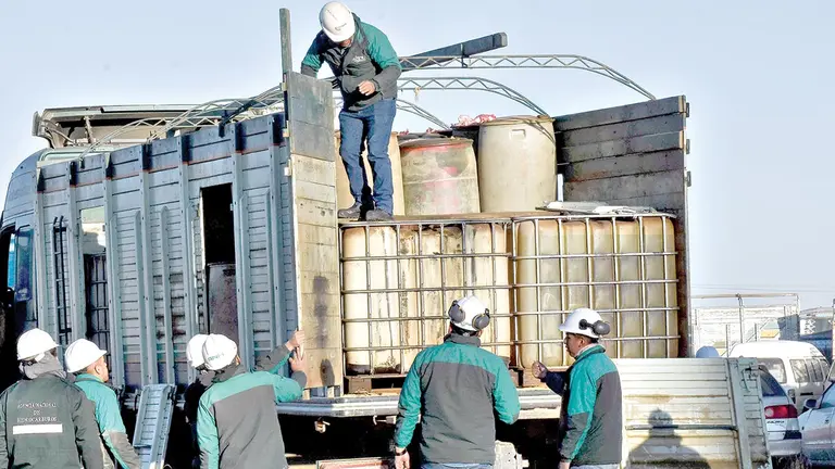 Un cami&oacute;n cargado de combustible de contrabando./ APG