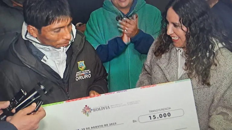 El fondfista orure&ntilde;o H&eacute;ctor Garibay es recibido por la ministra Mar&iacute;a Ren&eacute;e Castro. APG