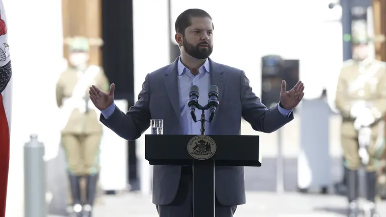 El presidente de Chile, Gabriel Boric, participa en el acto de lanzamiento del Plan Nacional de B&uacute;squeda, hoy, en el Palacio de La Moneda, en Santiago (Chile)./ EFE