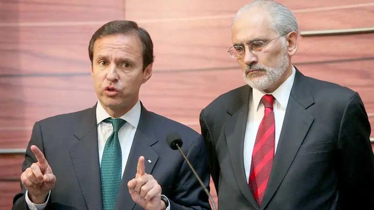 Fotografía de archivo en la que se registró a los expresidentes bolivianos Carlos Mesa (d) y Jorge Quiroga (i), en La Paz./ EFE