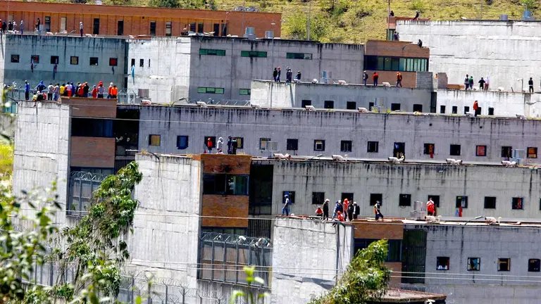 Presos se toman los techos de la c&aacute;rcel "El Turi", en la ciudad de Cuenca (Ecuador)./ EFE