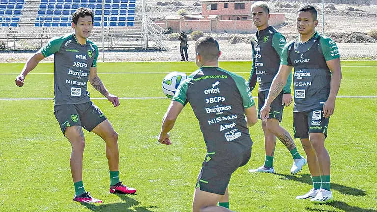 Jugadores de la Selecci&oacute;n Nacional llevan adelante una pr&aacute;ctica en Ananta, La Paz./ APG