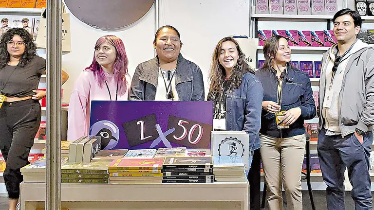 Fernando Barrientos (primera de la derecha), en el stand de El Cuervo de la m&aacute;s reciente Feria del Libro de la Paz./ EL CUERVO