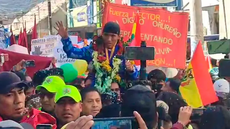 El atleta H&eacute;ctor Garibay en su llegada a Oruro. EL PRIMERO