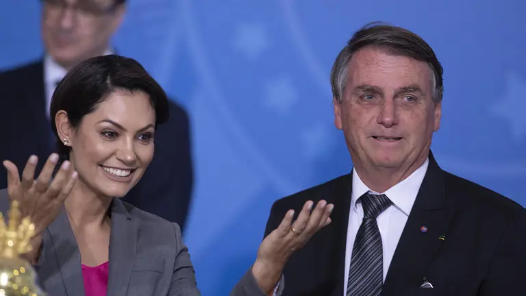 El expresidente de Brasil Jair Bolsonaro (d), junto a su esposa, Michelle Bolsonaro, en una fotograf&iacute;a de archivo./ EFE