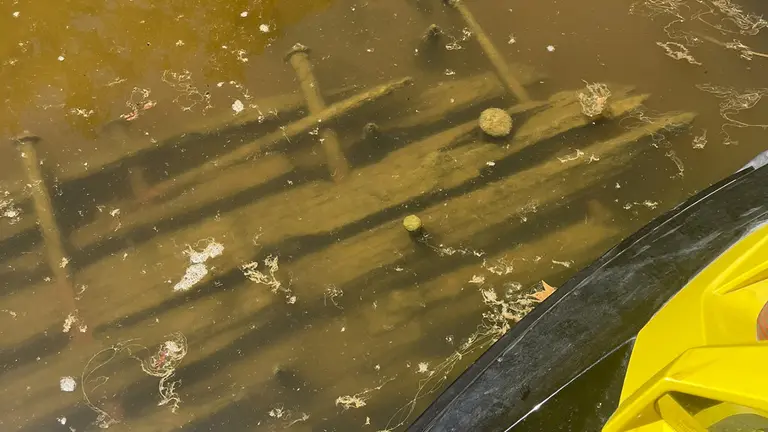 Fotograf&iacute;a divulgada por el Ice House Museum tomada por Bill Milner desde su moto acu&aacute;tica donde se aprecia una estructura que se parece a unas tablas de la cubierta de un buque, que descubri&oacute; en las aguas del r&iacute;o Neches en Texas./ EFE