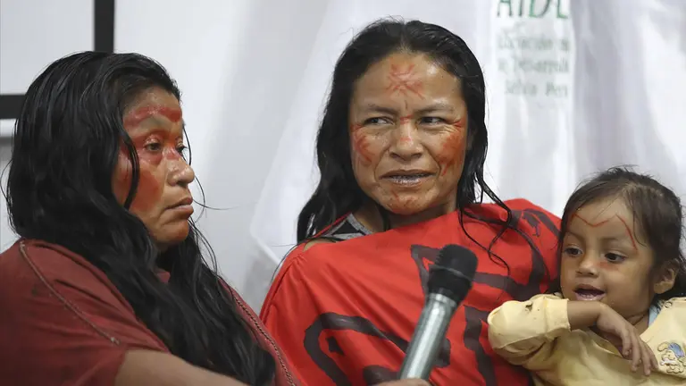 Ergilia Rengifo y Julia P&eacute;rez, familiares de los cuatro l&iacute;deres ind&iacute;genas asesinados en 2014 presuntamente a manos de madereros, participan en una rueda de prensa hoy, en Lima (Per&uacute;)./ EFE