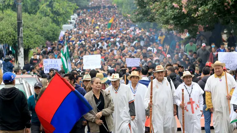 Caciques de pueblos ind&iacute;genas del oriente se manifiestan en contra de la Gestora P&uacute;blica y lo que consideran el "paquetazo de leyes", en Santa Cruz, en una fotograf&iacute;a de archivo./ EFE